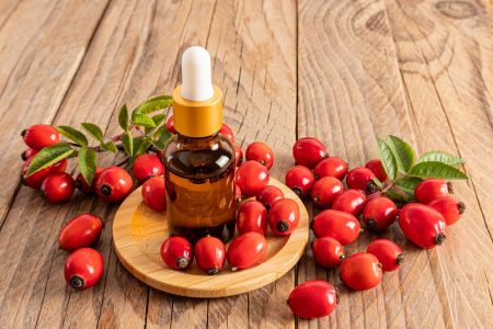 Dầu hạt nh rosehip giàu vitamin C, giúp da mịn màng và đàn hồi. Ngoài ra, còn giúp làm sáng da và giảm viêm.